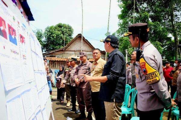 Pantau Pelaksanaan Pilkada, Pj Banyumas Tinjau Sejumlah TPS Pantau Pelaksanaan Pilkada, Pj Banyumas Tinjau Sejumlah TPS
