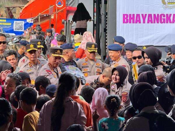 Kapolri Tinjau Posko Pengungsian di Aceh Tamiang, Salurkan Bantuan ke Korban Bencana Kapolri Tinjau Posko Pengungsian di Aceh Tamiang, Salurkan Bantuan ke Korban Bencana