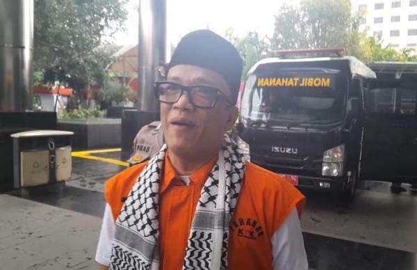 Noel Tampil Pakai Peci hingga Sorban saat Berkas Perkara Pemerasan K3 Dilimpahkan ke Jaksa Noel Tampil Pakai Peci hingga Sorban saat Berkas Perkara Pemerasan K3 Dilimpahkan ke Jaksa