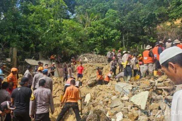 Longsor Sibolga, Tim Gabungan Terus Cari Bocah Perempuan Hilang Tertimbun Longsor Longsor Sibolga, Tim Gabungan Terus Cari Bocah Perempuan Hilang Tertimbun Longsor