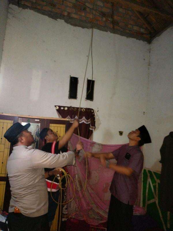 Heboh! Seorang Pemuda Berusia 18 Tahun di Buay Bahuga Ditemukan Tewas Tergantung di Dalam Kamar Heboh! Seorang Pemuda Berusia 18 Tahun di Buay Bahuga Ditemukan Tewas Tergantung di Dalam Kamar