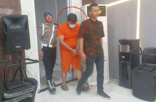 Pria Ini Ditangkap Polisi Gegara Masturbasi di Belakang Perempuan Cantik saat Antre di Kasir Mal Pria Ini Ditangkap Polisi Gegara Masturbasi di Belakang Perempuan Cantik saat Antre di Kasir Mal