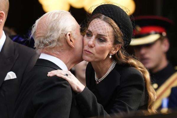 Ciuman Penghormatan Kate Middleton kepada Raja Charles setelah Pemakaman Duchess of Kent Ciuman Penghormatan Kate Middleton kepada Raja Charles setelah Pemakaman Duchess of Kent