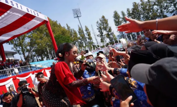 Siapa Niken Salindry? Aksi Penyanyi Borong Dagangan Viral yang Menyita Perhatian Publik Siapa Niken Salindry? Aksi Penyanyi Borong Dagangan Viral yang Menyita Perhatian Publik