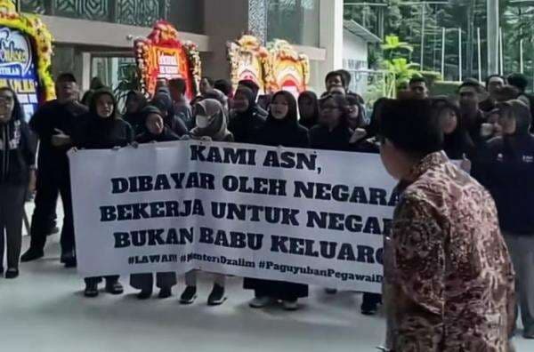 Sejumlah Petugas Dipecat Satryo Soemantri, Ratusan Pegawai Kemendikti Saintek Gelar Aksi Solidaritas Sejumlah Petugas Dipecat Satryo Soemantri, Ratusan Pegawai Kemendikti Saintek Gelar Aksi Solidaritas