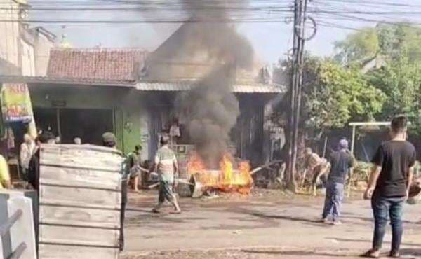 Toko Madura di Jombang Terbakar Diduga Akibat Rokok saat Sedot Bensin, 1 Orang Luka Bakar Toko Madura di Jombang Terbakar Diduga Akibat Rokok saat Sedot Bensin, 1 Orang Luka Bakar