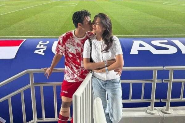 5 Momen Mesra Pratama Arhan dan Azizah Salsha di Piala Asia U-23, dari Rangkul hingga Cium