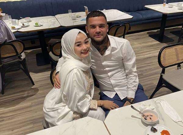 5 Pesepakbola Dunia yang Pinang Perempuan Cantik Indonesia, Nomor 1 Kepincut Selebriti Tersohor Tanah Air! 5 Pesepakbola Dunia yang Pinang Perempuan Cantik Indonesia, Nomor 1 Kepincut Selebriti Tersohor Tanah Air!