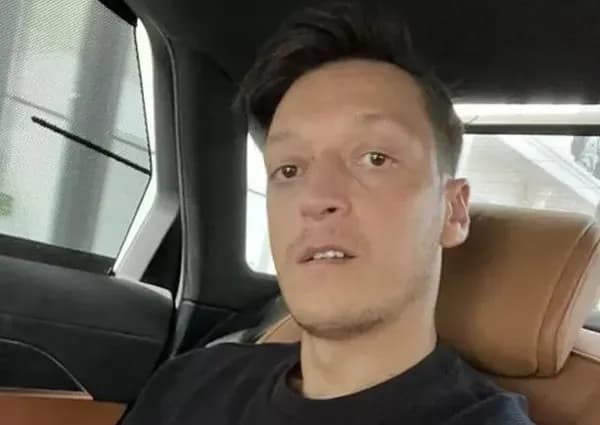 5 Pesepakbola Top Dunia yang Selingkuh dengan Kekasih Rekannya Sendiri, Nomor 1 Bikin Panas Ruang Ganti! 5 Pesepakbola Top Dunia yang Selingkuh dengan Kekasih Rekannya Sendiri, Nomor 1 Bikin Panas Ruang Ganti!