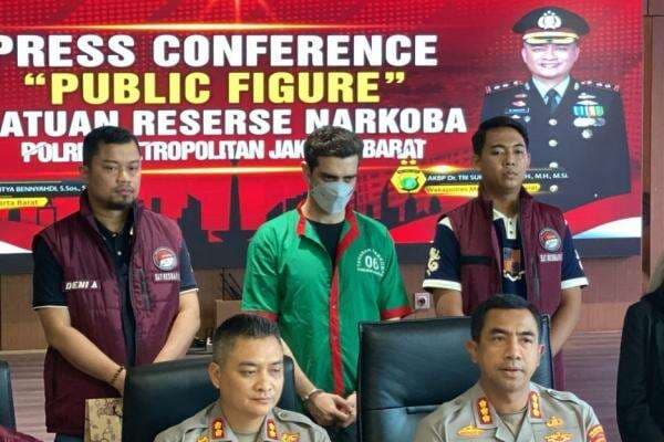 5 Potret Fachri Albar Pakai Baju Tahanan usai Ditangkap Kasus Narkoba, Tangan Diborgol 5 Potret Fachri Albar Pakai Baju Tahanan usai Ditangkap Kasus Narkoba, Tangan Diborgol