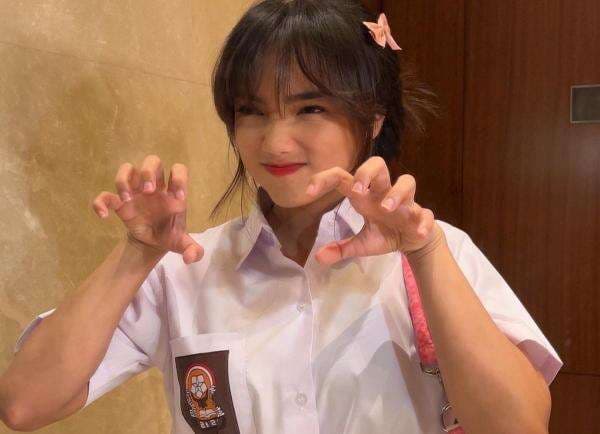 5 Potret Fuji Cosplay Seragam SMA, Netizen: Ke Sekolah Bawa Kasur? 5 Potret Fuji Cosplay Seragam SMA, Netizen: Ke Sekolah Bawa Kasur?