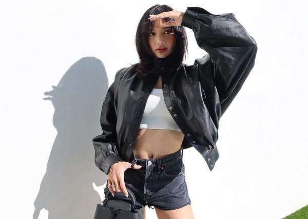 5 Potret Lisa BLACKPINK Pamer OOTD Coachella, Gemas Pakai Hotpants 5 Potret Lisa BLACKPINK Pamer OOTD Coachella, Gemas Pakai Hotpants