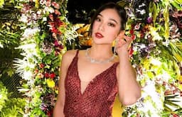 5 Potret Miss Indonesia 2022 Audrey Vanessa Menyala dengan Gaun Merah di Miss World 2024 