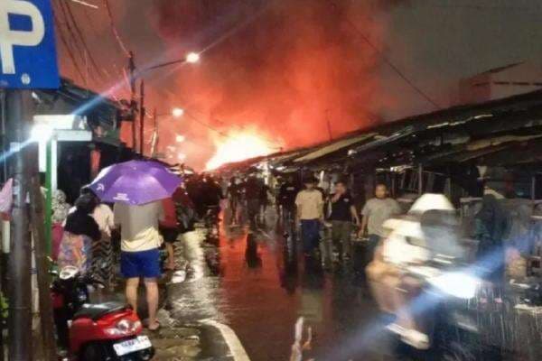 50 Kios Pedagang Pasar Poncol Senen Ludes Terbakar, Kerugian Ditaksir Capai Rp606 Juta 50 Kios Pedagang Pasar Poncol Senen Ludes Terbakar, Kerugian Ditaksir Capai Rp606 Juta