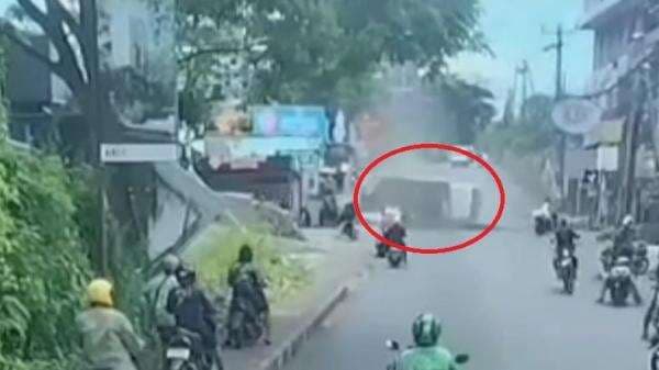 Mengerikan! Truk Maut Malaju Mundur Tabrak Rumah Makan di Badung Terekam Kamera Mengerikan! Truk Maut Malaju Mundur Tabrak Rumah Makan di Badung Terekam Kamera