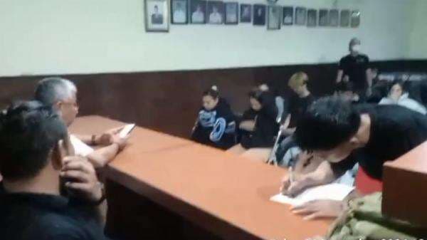 Satpol PP Kota Tasikmalaya Gerebek Kos-kosan, Amankan 3 Pasangan Bukan Muhrim dan Pesta Miras Satpol PP Kota Tasikmalaya Gerebek Kos-kosan, Amankan 3 Pasangan Bukan Muhrim dan Pesta Miras