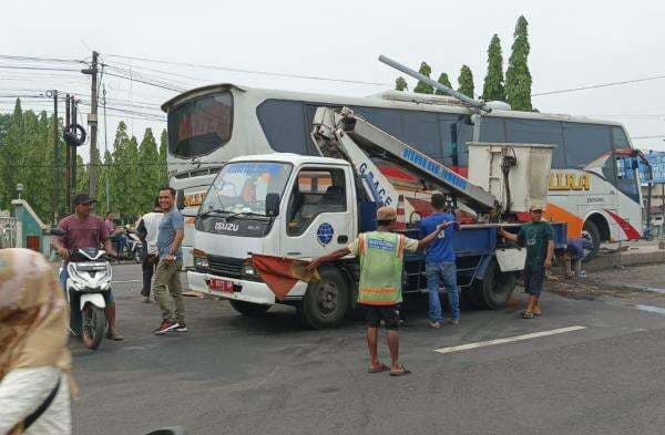 Melaju di Lajur Cepat, Bus Mira Tabrak Pembatas Jalan dan Tiang PJU Depan Samsat Jombang Melaju di Lajur Cepat, Bus Mira Tabrak Pembatas Jalan dan Tiang PJU Depan Samsat Jombang