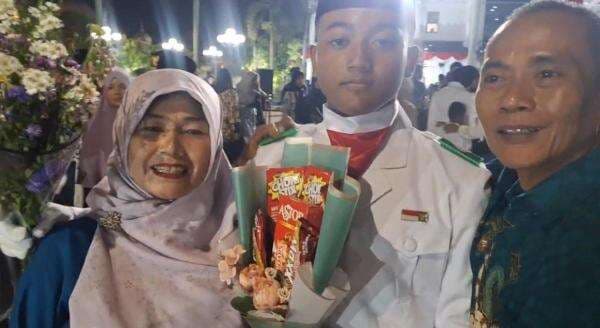 Tangis Bahagia Warnai Pengukuhan Paskibraka Karawang, Lukman Mantap Kejar Cita-Cita TNI Tangis Bahagia Warnai Pengukuhan Paskibraka Karawang, Lukman Mantap Kejar Cita-Cita TNI