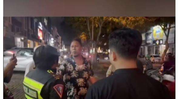 Debt Collector Arogan Bentak dan Tunjuk Dada Polwan, Kini Menghuni Penjara Debt Collector Arogan Bentak dan Tunjuk Dada Polwan, Kini Menghuni Penjara