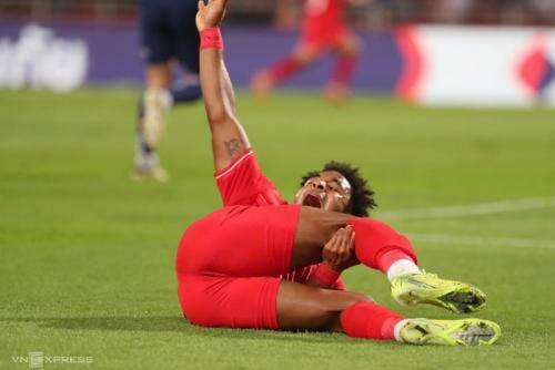 Striker Vietnam Nguyen Xuan Son Patah Kaki, Netizen Indonesia: Jangan Pensiun, Belum Ketemu Idzes Striker Vietnam Nguyen Xuan Son Patah Kaki, Netizen Indonesia: Jangan Pensiun, Belum Ketemu Idzes