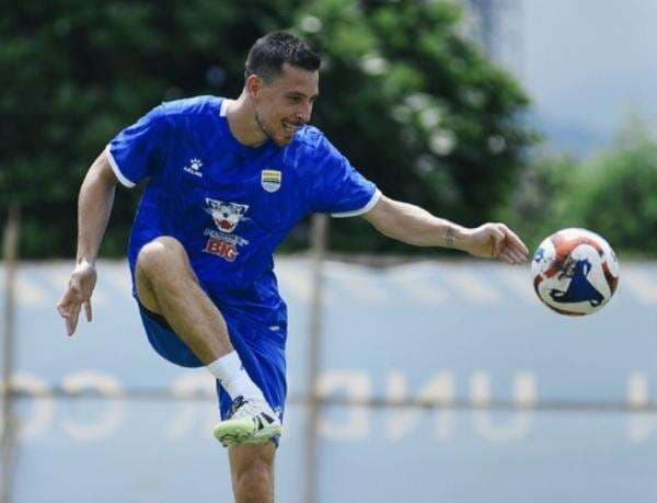 Antusias Jalani Latihan Perdana dengan Persib Bandung, Thom Haye Makin Tak Sabar untuk Debut Antusias Jalani Latihan Perdana dengan Persib Bandung, Thom Haye Makin Tak Sabar untuk Debut