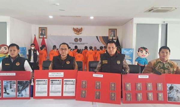 Jadi Kuli di Pusat Perbelanjaan Jakut, 14 WN China Diringkus! Jadi Kuli di Pusat Perbelanjaan Jakut, 14 WN China Diringkus!