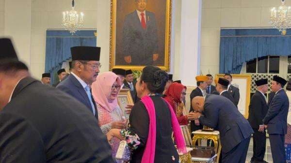 Viral Didit Prabowo Salami Kakak Marsinah hingga Membungkuk, Ini Fotonya! Viral Didit Prabowo Salami Kakak Marsinah hingga Membungkuk, Ini Fotonya!