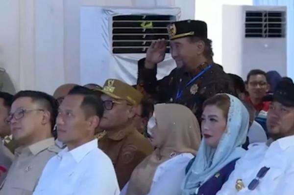 Polemik Posisi Duduk Sultan Kutai saat Kunjungan Presiden, Pemprov Kaltim Minta Maaf Polemik Posisi Duduk Sultan Kutai saat Kunjungan Presiden, Pemprov Kaltim Minta Maaf