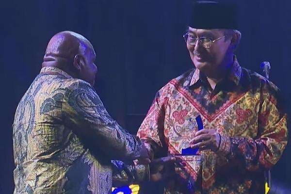 Natalius Pigai Anugerahi 6 Orang Jadi Tokoh HAM, Ada Jimly Asshiddiqie Natalius Pigai Anugerahi 6 Orang Jadi Tokoh HAM, Ada Jimly Asshiddiqie