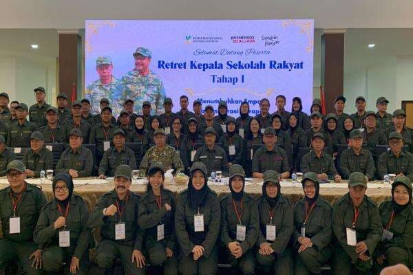 53 Kepala Sekolah Rakyat Ikut Retreat, Kompak Kenakan Seragam PDL 53 Kepala Sekolah Rakyat Ikut Retreat, Kompak Kenakan Seragam PDL