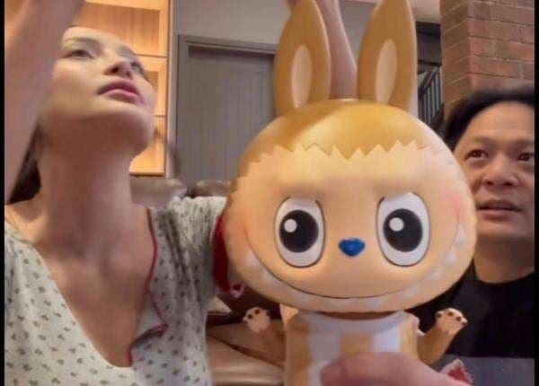 Diisukan Putus, Erika Carlina dan DJ Bravy Kompak Pamer Momong Bayi Diisukan Putus, Erika Carlina dan DJ Bravy Kompak Pamer Momong Bayi