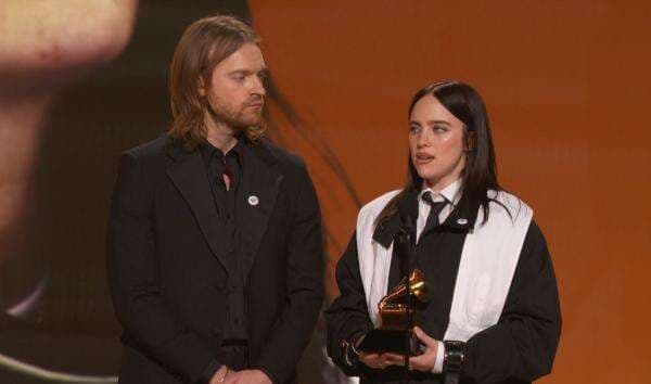 Billie Eilish Suarakan Perjuangan Imigran di Grammy Awards 2026, So Powerful! Billie Eilish Suarakan Perjuangan Imigran di Grammy Awards 2026, So Powerful!