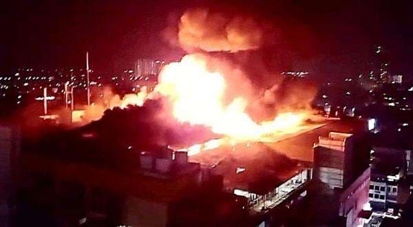 Kebakaran Hebat Melanda Glodok Plaza , Petugas Sebut 7 Orang Dilaporkan Terjebak Kebakaran Hebat Melanda Glodok Plaza , Petugas Sebut 7 Orang Dilaporkan Terjebak