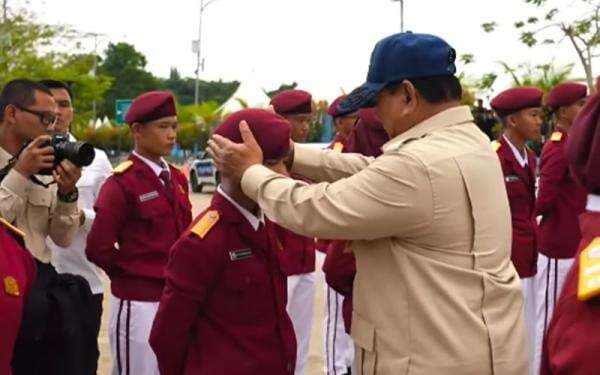 Pesan Prabowo ke Murid Sekolah Rakyat: Jangan Malu Orang Tuamu Buruh, Cium Kakinya Pesan Prabowo ke Murid Sekolah Rakyat: Jangan Malu Orang Tuamu Buruh, Cium Kakinya