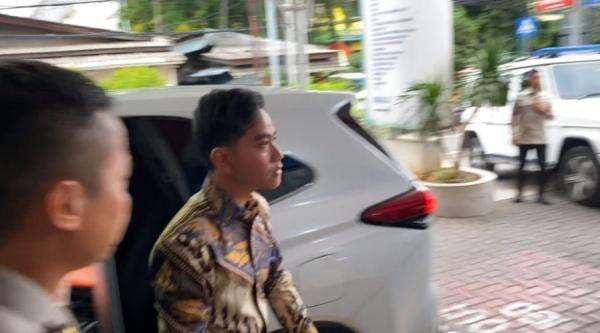 Gibran Jenguk Korban Insiden Mobil MBG Tabrak Siswa SDN 01 di RSUD Cilincing Gibran Jenguk Korban Insiden Mobil MBG Tabrak Siswa SDN 01 di RSUD Cilincing