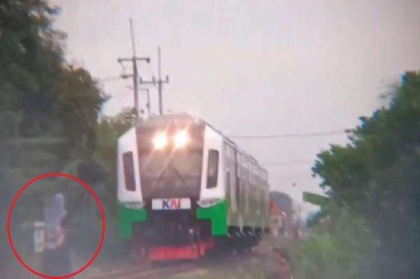Viral Aksi Bocah Perempuan di Sidoarjo, Bercanda Adang Kereta Api di Tengah Rel Viral Aksi Bocah Perempuan di Sidoarjo, Bercanda Adang Kereta Api di Tengah Rel