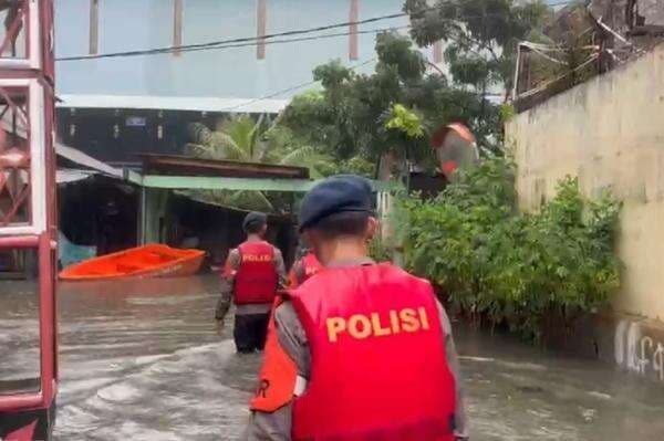 Banjir Jakarta: Brimob, Lantas hingga Polair Polda Metro Dikerahkan ke Berbagai Titik Banjir Jakarta: Brimob, Lantas hingga Polair Polda Metro Dikerahkan ke Berbagai Titik