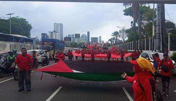 Massa Buruh Tiba di Gedung DPR, Bawa Boneka Gurita Raksasa hingga Bendera Palestina Massa Buruh Tiba di Gedung DPR, Bawa Boneka Gurita Raksasa hingga Bendera Palestina