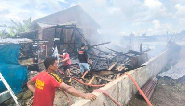 Si Jago Merah Mengamuk di Sinjai, 4 Rumah Warga Hangus Terbakar Si Jago Merah Mengamuk di Sinjai, 4 Rumah Warga Hangus Terbakar