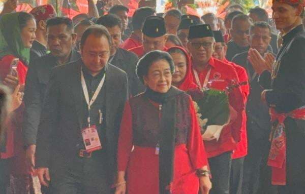 Tiba di Arena Rakernas PDIP, Megawati Didampingi Prananda hingga Pramono Anung Tiba di Arena Rakernas PDIP, Megawati Didampingi Prananda hingga Pramono Anung