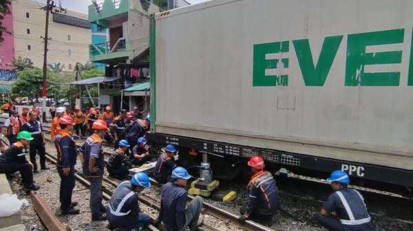 Kereta Api Anjlok di Surabaya, Berangkat dari Stasiun Kalimas Menuju Tanjung Priok Kereta Api Anjlok di Surabaya, Berangkat dari Stasiun Kalimas Menuju Tanjung Priok