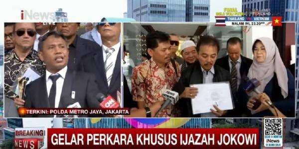Roy Suryo cs Ogah Ngemis Minta Jokowi Tunjukkan Ijazah: Tak Ada Sisi Kenegarawanannya Roy Suryo cs Ogah Ngemis Minta Jokowi Tunjukkan Ijazah: Tak Ada Sisi Kenegarawanannya