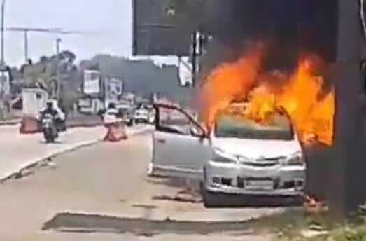 Minibus Terbakar di Dekat Gerbang Tol Salatiga, 4 Penumpang Selamat Minibus Terbakar di Dekat Gerbang Tol Salatiga, 4 Penumpang Selamat