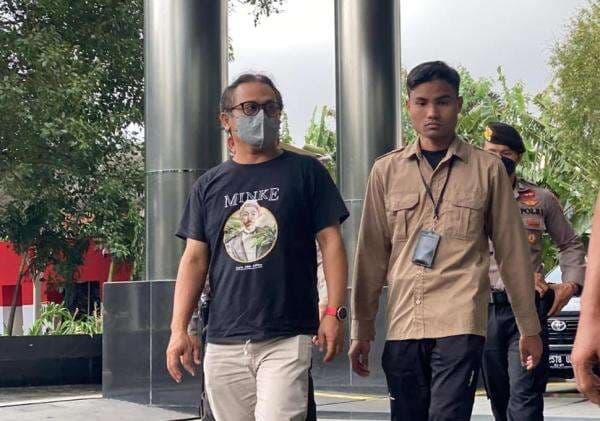 Orang Kepercayaan Bupati Ponorogo Sugiri Sancoko Tiba di KPK, Langsung Diperiksa Orang Kepercayaan Bupati Ponorogo Sugiri Sancoko Tiba di KPK, Langsung Diperiksa