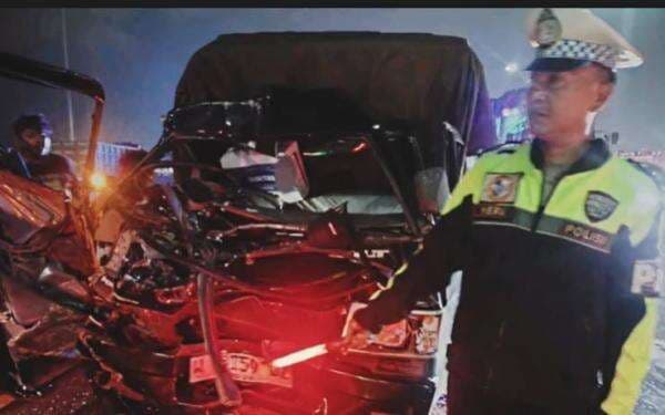 Kecelakaan Maut Truk vs Pikap di Jembatan Suramadu, Sopir Tewas Terjepit Kecelakaan Maut Truk vs Pikap di Jembatan Suramadu, Sopir Tewas Terjepit