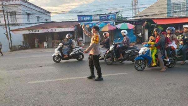 Sigap di Pagi Hari, Bhabinkamtibmas Desa Bontoala Amankan Arus Lalu Lintas di Poros Pallangga Sigap di Pagi Hari, Bhabinkamtibmas Desa Bontoala Amankan Arus Lalu Lintas di Poros Pallangga