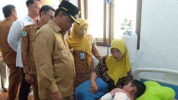 Wabup Kolut Iba Melihat Kondisi Santri Korban Penganiayaan oleh 2 Seniornya Wabup Kolut Iba Melihat Kondisi Santri Korban Penganiayaan oleh 2 Seniornya