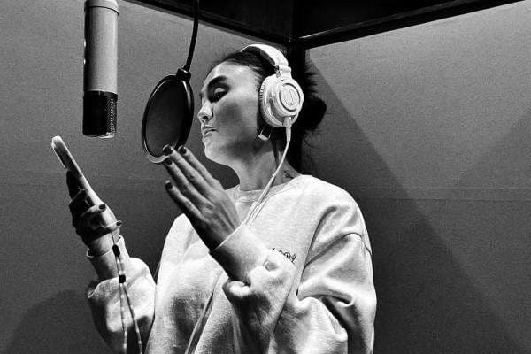 Agnez Mo Suarakan Perdamaian untuk Negeri Lewat Lagu Ibu Pertiwi dan Indonesia Pusaka Agnez Mo Suarakan Perdamaian untuk Negeri Lewat Lagu Ibu Pertiwi dan Indonesia Pusaka