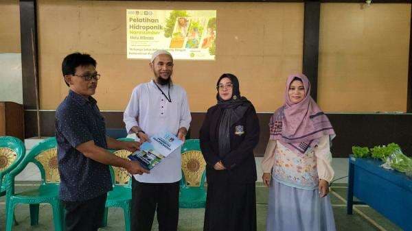 Mahasiswa KKN UHB Kenalkan Budidaya Sayuran Hidroponik di Desa Pageraji Mahasiswa KKN UHB Kenalkan Budidaya Sayuran Hidroponik di Desa Pageraji