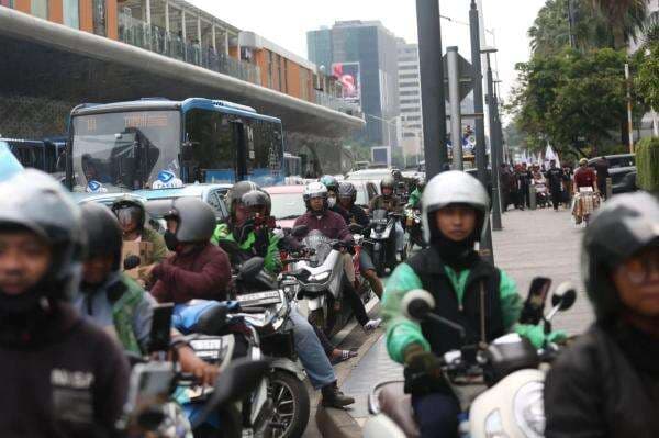 BEM UI Gelar Aksi di Bundaran HI, Pengendara Diimbau Cari Rute Alternatif BEM UI Gelar Aksi di Bundaran HI, Pengendara Diimbau Cari Rute Alternatif